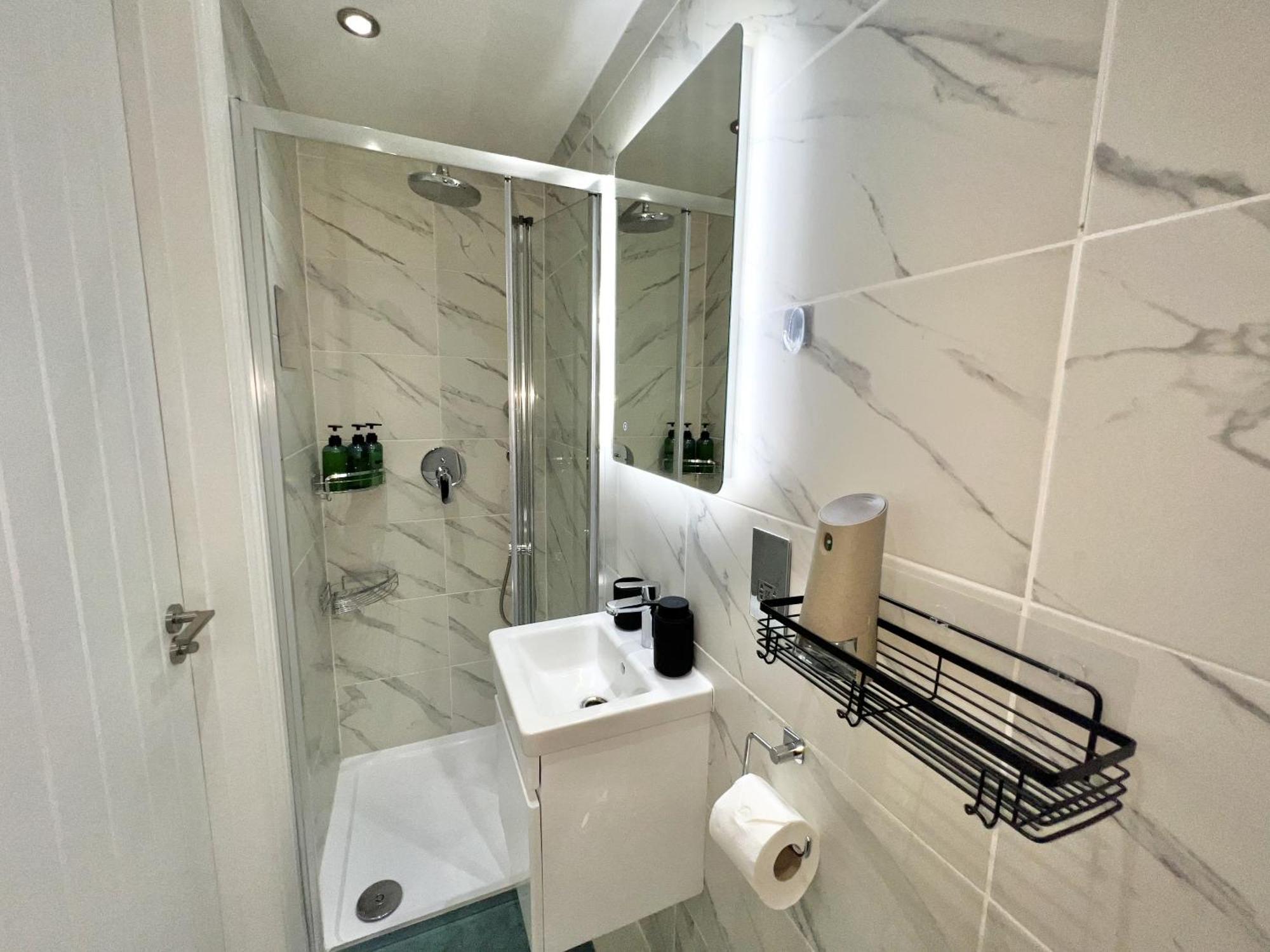Charming 3-Bed Flat In Shepherds Bush - Sleeps 9 런던 외부 사진