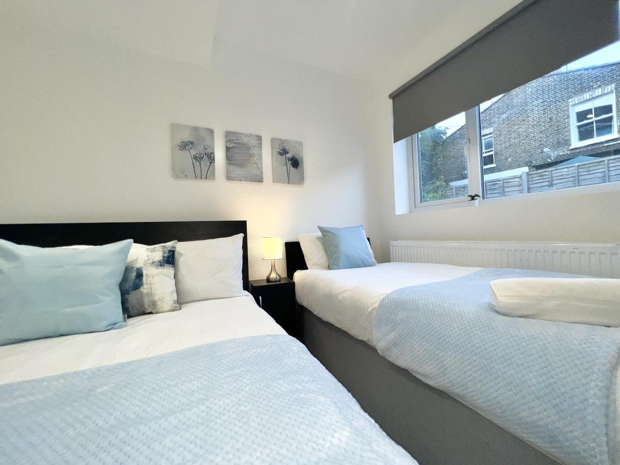 Charming 3-Bed Flat In Shepherds Bush - Sleeps 9 런던 외부 사진