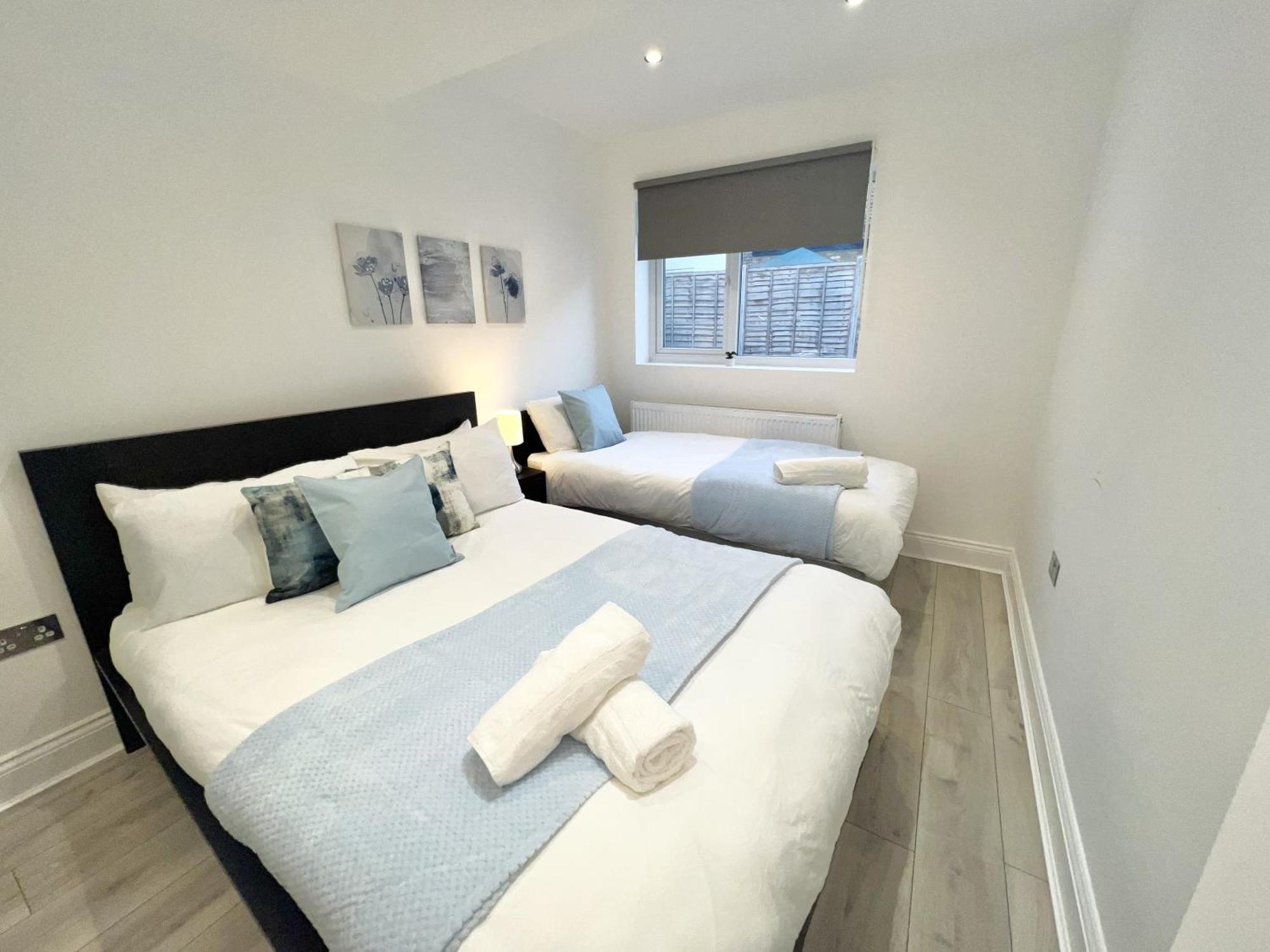 Charming 3-Bed Flat In Shepherds Bush - Sleeps 9 런던 외부 사진