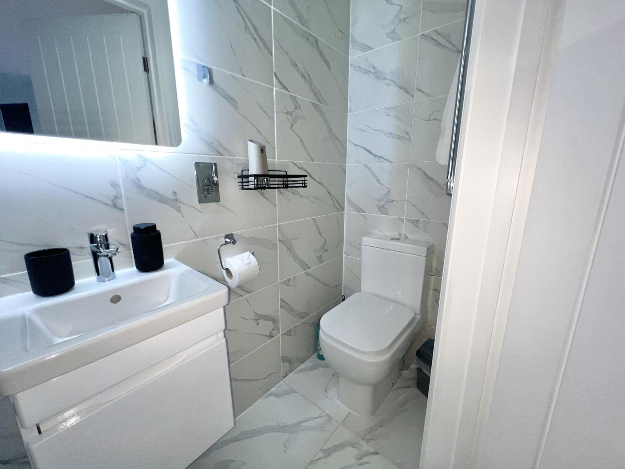 Charming 3-Bed Flat In Shepherds Bush - Sleeps 9 런던 외부 사진