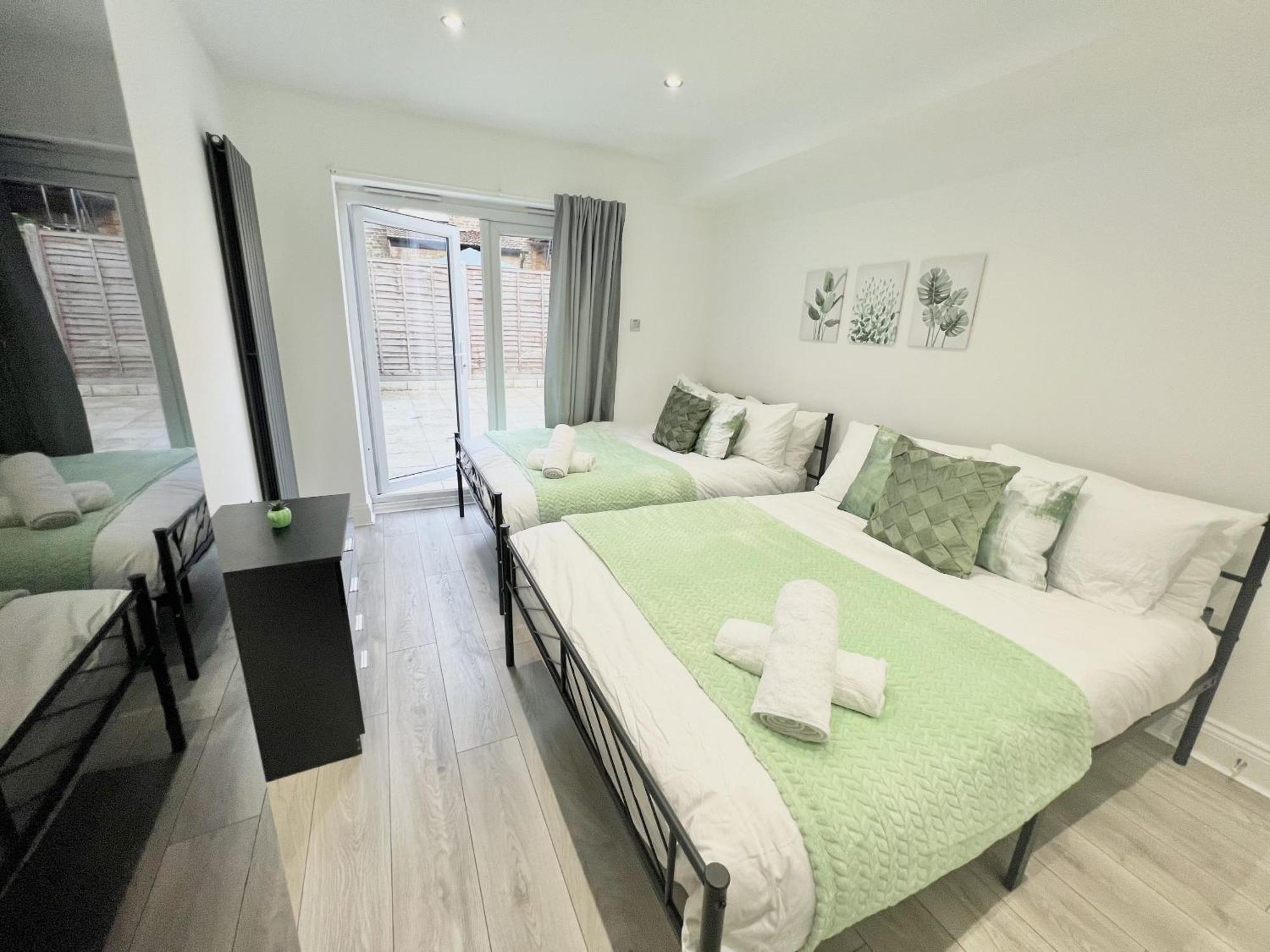 Charming 3-Bed Flat In Shepherds Bush - Sleeps 9 런던 외부 사진