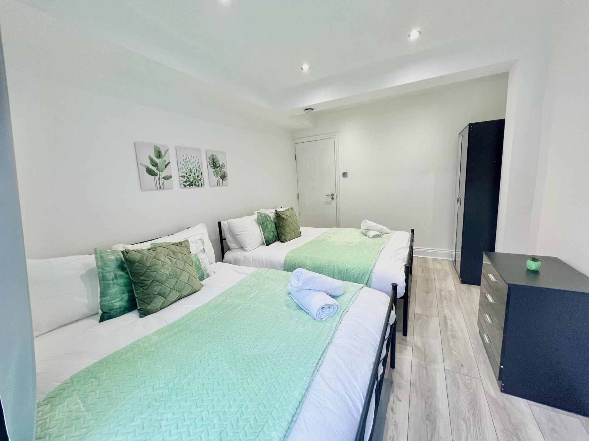 Charming 3-Bed Flat In Shepherds Bush - Sleeps 9 런던 외부 사진